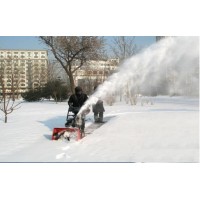长春下大雪 半夜12点各种除雪设备出动  小型扫雪机