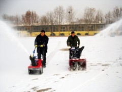 冬季大雪过后就用扫雪机进行路面清雪工作  小型全自动扫雪机图1