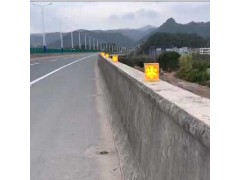 供应绵阳太阳能小黄灯用于道路施工围栏/护栏/路锥等图2