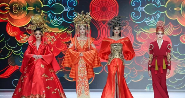 2024武汉时装周盛大启幕，非遗与新潮照亮“锦绣长江”