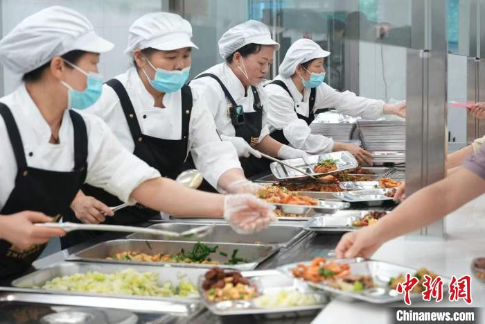 述评：打开大门，不应止步于节假日和机关大院